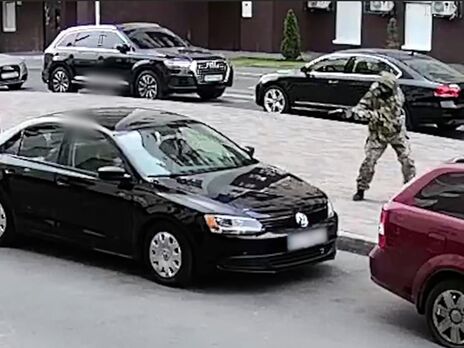 byvshiy-voennyy-s-kriminalnym-proshlym-rasstrelal-avtomobil-s-semey-pod-kievom