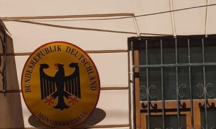 cherniveczka-policziya-rozshukuje-zlovmisnikiv-yaki-vikrali-prapor-z-fasadu-diplomatichnoji-