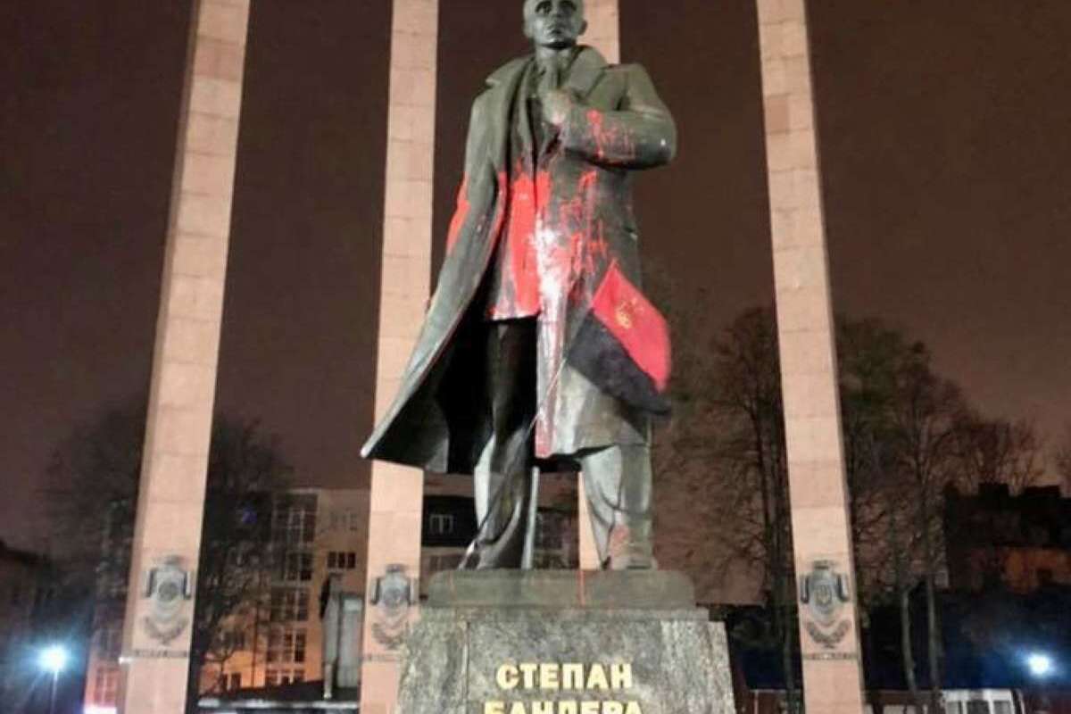 dazhe-sbu-iskali-oblivshih-pamyatnik-bandere-kraskoj