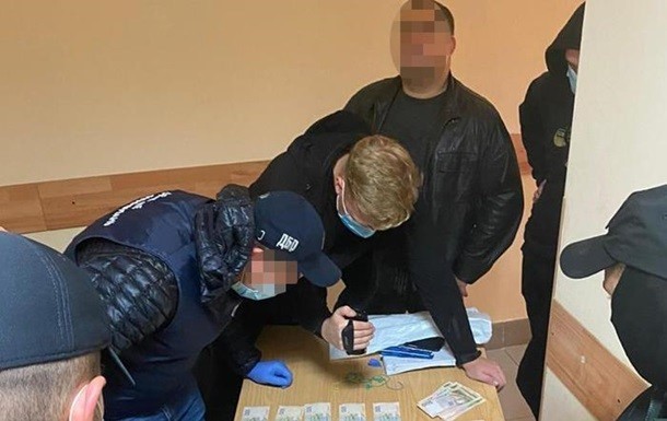 kievskoj-oblasti-oficera-naczpolicii-zaderzhali-vremya-polucheniya-vzyatki