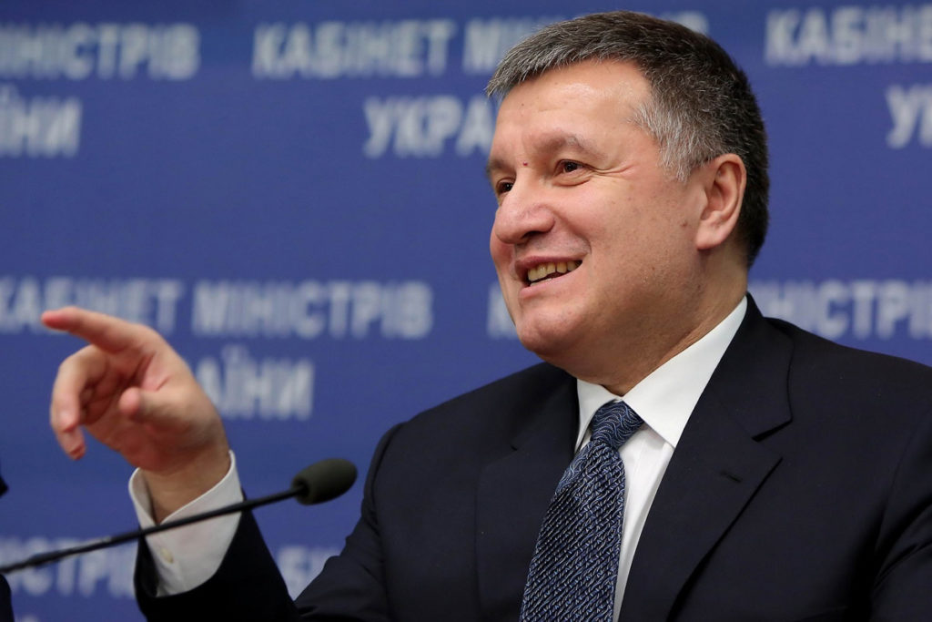 kvartiry-i-sotni-tysjach-hriven-avakov-obnarodoval-deklaratsiju