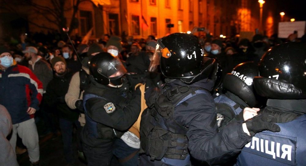 mezhdu-policiej-i-mitinguyushimi-proizoshli-stolknoveniya