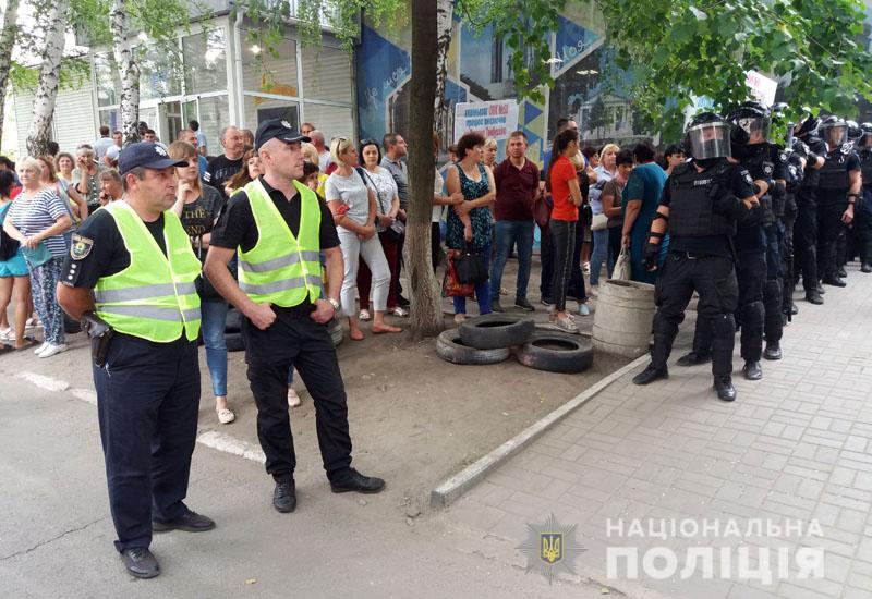 na-izbiratelni-ychastok-v-donecke-priletel-voenni-vertolet