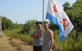 na-mera-horoda-khorol-zavely-delo-yz-za-foto-s-sovetskym-flahom