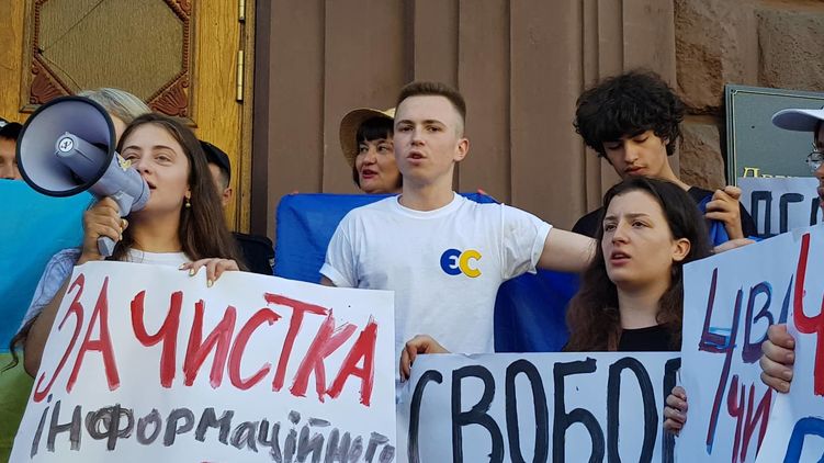petr-poroshenko-priekhal-v-hbr-na-dopros