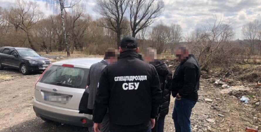 policeyskiy-sbil-kolleg-kotorye-pytalis-zaderzhat-ego-za-vzyatku-v-hmelnickoy-oblasti