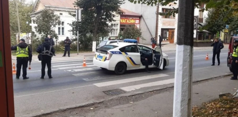 politsejskie-sbili-zhenshhinu-s-rebenkom-na-peshehodnom-perehode