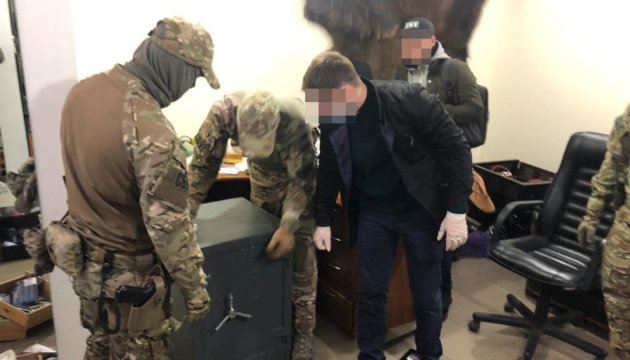 rejderstvo-prosluska-sbyt-narkotikov-i-oruzia-sbu-razoblacila-bandu-oborotnej
