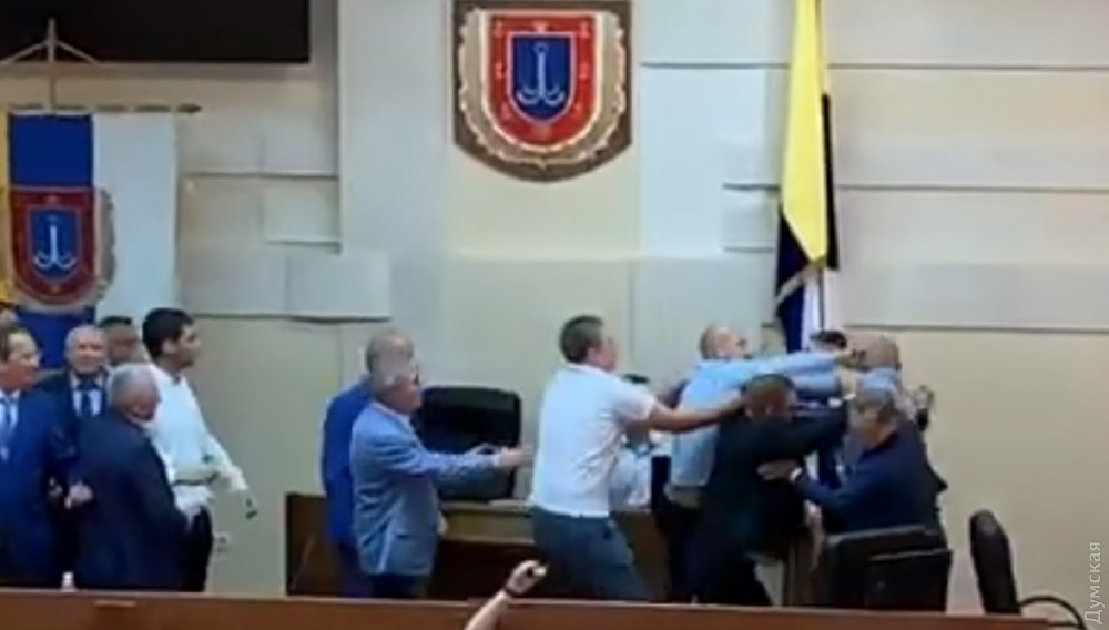sessiya-odesskogo-oblsoveta-nachalas-s-potasovki-