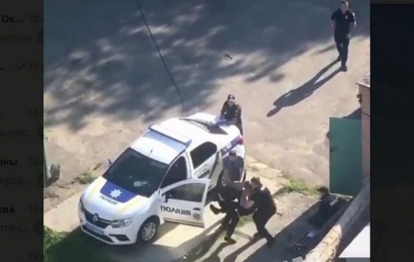 v-beloi-tserkvi-policeiskie-podralis-mejdy-soboi