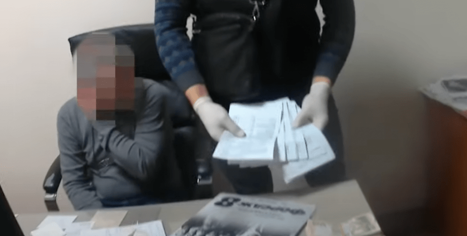 v-dnepre-semeynogo-vracha-poymali-na-vzyatke-za-vydachu-poddelnyh-covid-dokumentov