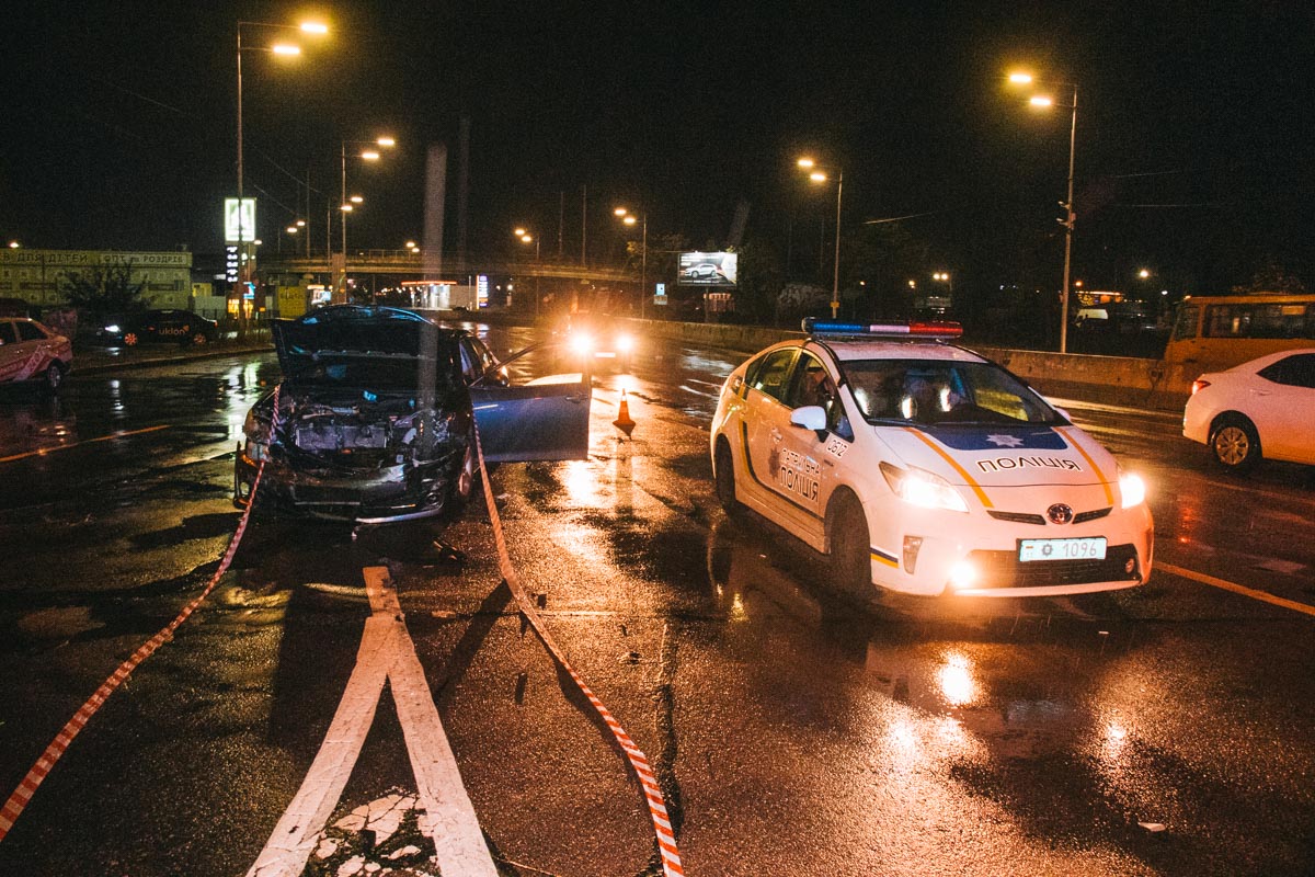 v-kieve-pyanyj-natsgvardeets-na-toyota-pytalsya-ujti-ot-politsii-i-vletel-v-taksi-bolt