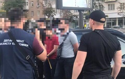 v-kyeve-na-vziatke-v-piat-tysiach-dollarov-zaderzhany-dva-prokurora
