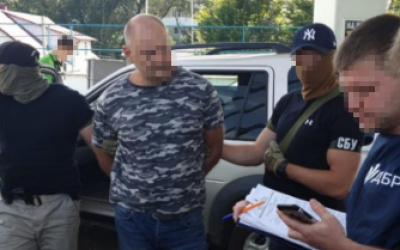 zatrimali-nachalnika-mitnogo-postu-pid-chas-otrimannya-2500-dolariv-ssha-za-mitne-oformlennya-